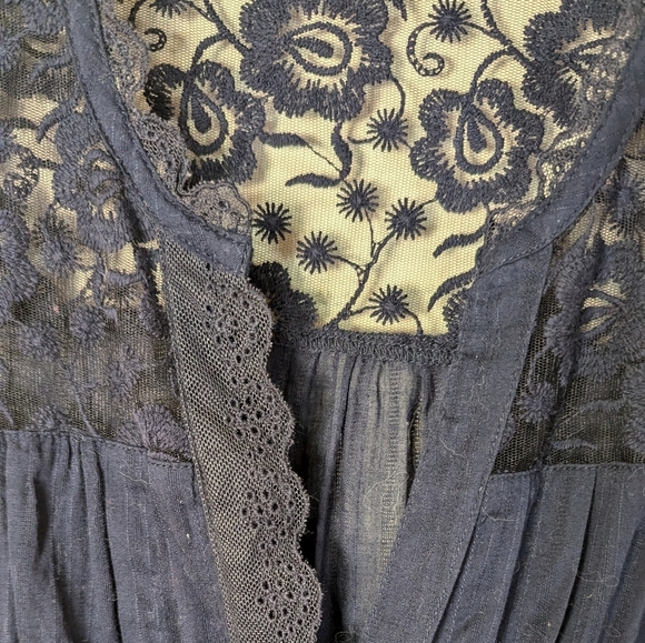 Eddie Bauer Navy Lace-Trim Blouse - Size Medium - Picture 5 of 6